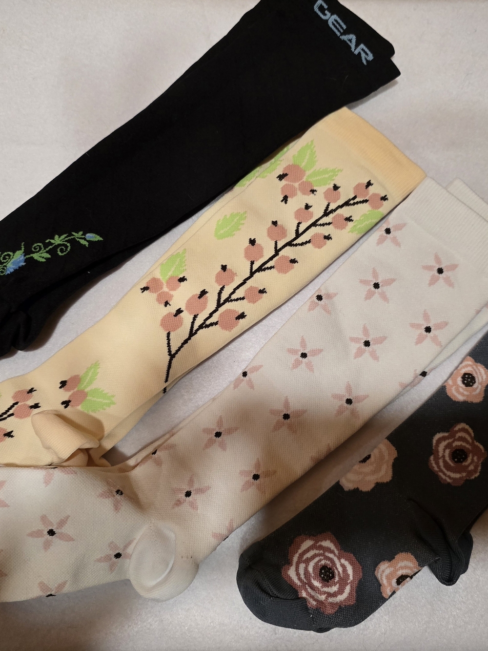 4 Pairs of COMPRESSION SOCKS New